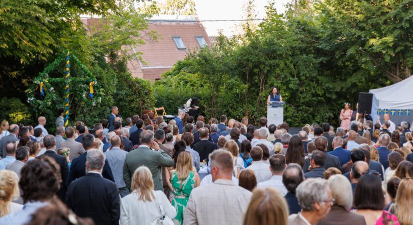 Vidám Midsummer ünnepség a budapesti svéd nagyköveti rezidencián