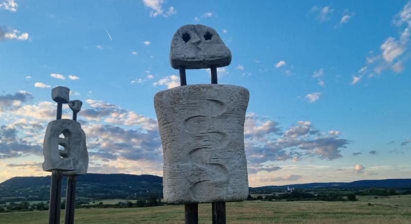 Őrszemként áll a Balaton mellett a káli Stonehenge, mintha másvilági lenne fotók