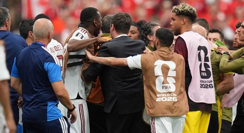 Az edzők is egymásnak estek, tömegverekedéssel ért véget a foci-vb legbotrányosabb meccse – videó