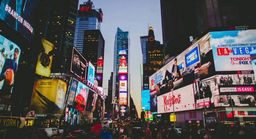 Lövöldözés a Times Square-en: videón a pánikszerű menekülés