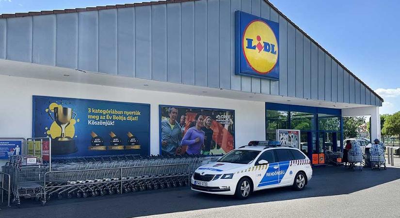 Késelés a józsefvárosi Lidl-ben: egy ártatlan poén miatt majdnem megölte a szobafestőt a 17 éves fiú