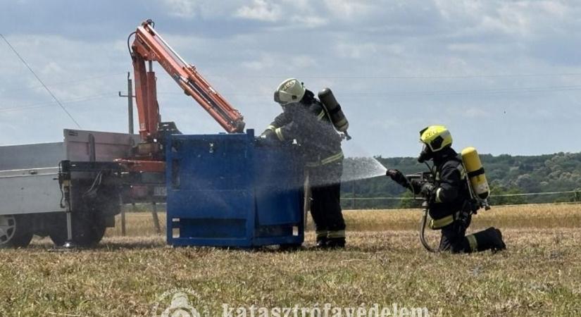 Veszélyes anyagot tartalmazó hordót ártalmatlanítottak sugárfedezet mellett a zalai hivatásos tűzoltók – fotókon is mutatjuk