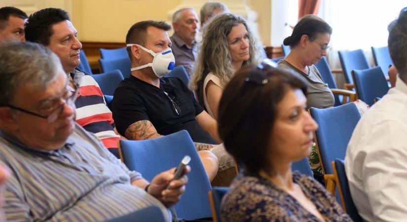 Azbesztbotrány: kihelyezett ülést hívott össze a Fidesz, a tiszások távol maradtak (VIDEÓ)