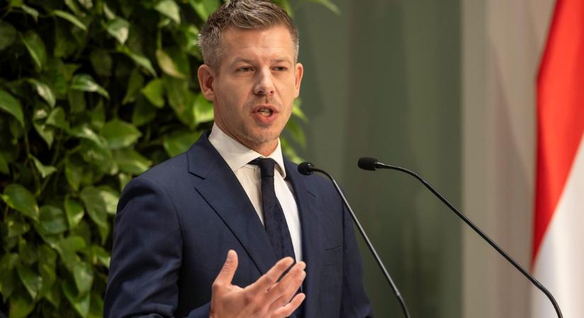 Nézd, Magyar Péter így sétált be a vörös szőnyegen Brüsszelben, majd óriási bejelentést tett a mikrofonok hada előtt