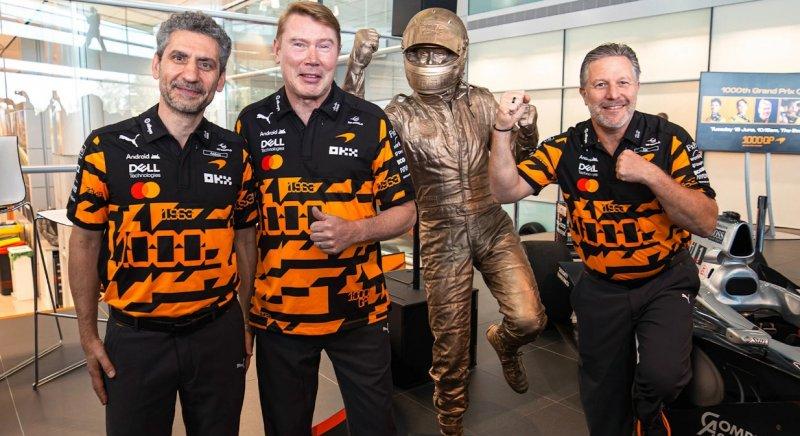 Bronzszobrot kapott a McLaren központjában Mika Hakkinen