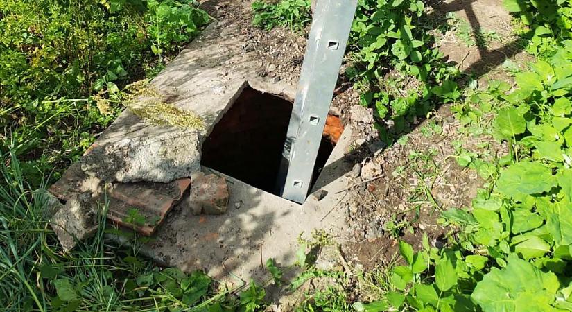 Kihúzták Marika nénit az aknából a rendőrök