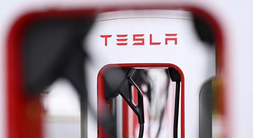 Nem kell tétlenül várni: ingyenes porszívókat rakott a töltői mellé a Tesla