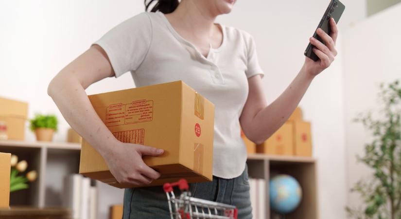 Nagy változás jön a webshopoknál: péntektől könnyebb lesz visszaküldeni a termékeket