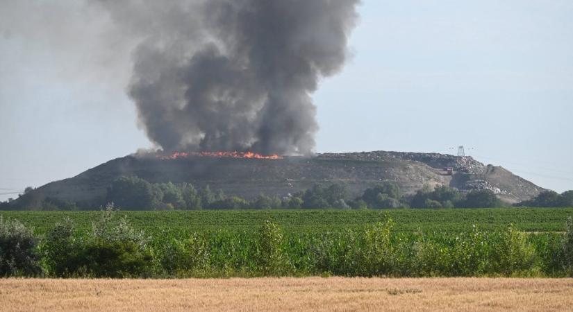 Kigyulladt egy hulladéklerakó Cegléden, a tűzoltók jelentős erőkkel vonultak ki