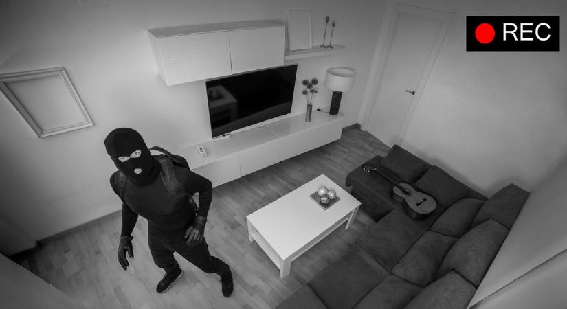Élőben nézte a tulajdonos, ahogy betörnek a lakásába Kiskunfélegyházán  videó