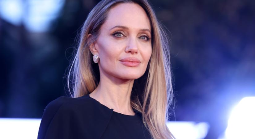 Mindenki csak pislogott, amikor Angelina Jolie megjelent ebben a ruhában