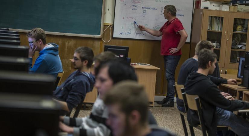 Heti 20 órában maximalizálná a kötelező óraszámot a Pedagógusok Szakszervezete a szakképzésben