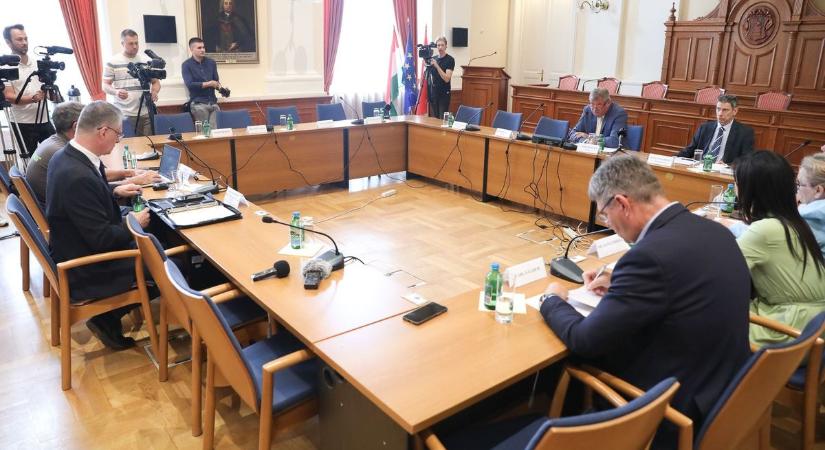 Azbesztszennyezés: Ez nem pártügy, csak az emberek számítanak! - Miért maradtak távol a kormánypárti képviselők a tegnapi üléstől?