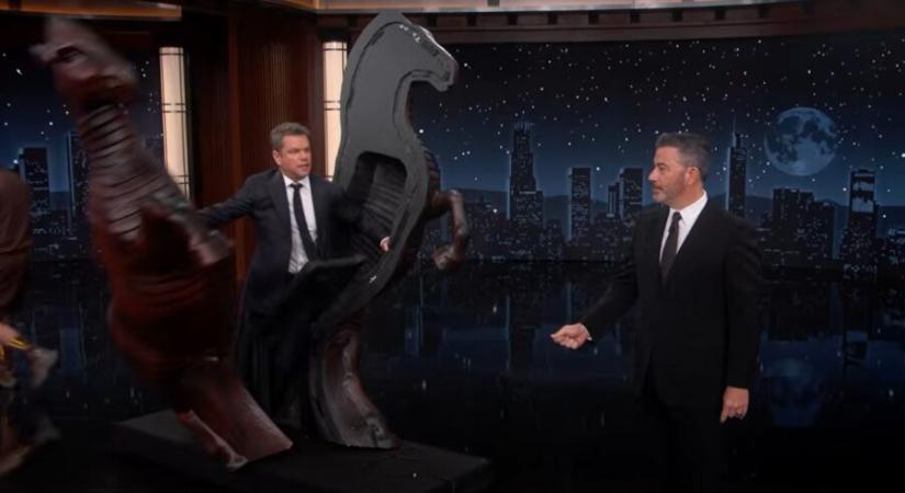 Matt Damon egy trójai falóból ugrott elő, hogy megzavarja Jimmy Kimmel műsorát – videó