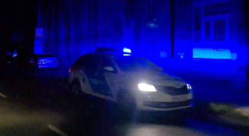 Ezt meg hogy? Csúnya baleset a jogi egyetemnél, oszlopnak hajtott egy autó (VIDEÓ)