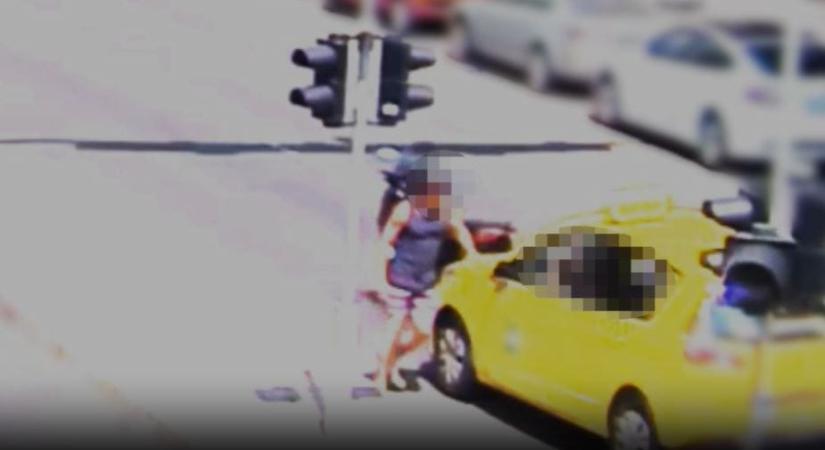 Videó: szándékosan nekihajtott a motorosnak egy budapesti taxis