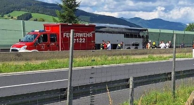 Tűz: 27 gyereket mentettek ki egy égő buszból Ausztriában