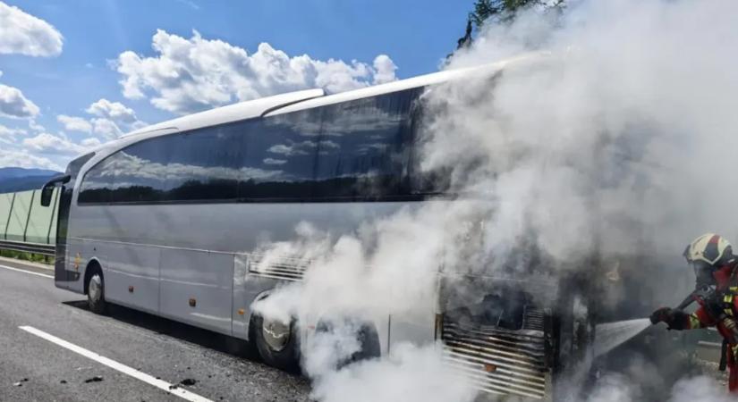 27 magyar fiatalt szállító busz kapott lángra menet közben Ausztriában