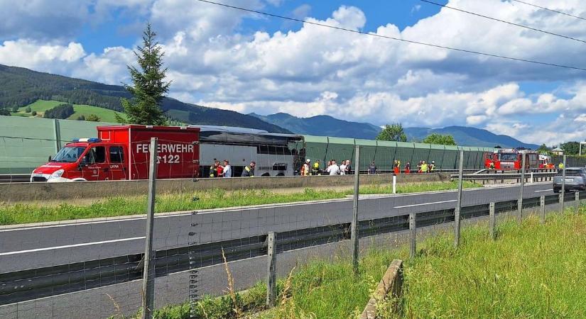 Kigyulladt egy magyar busz Ausztriában, 27 gyereket mentettek ki az égő járműből - fotók
