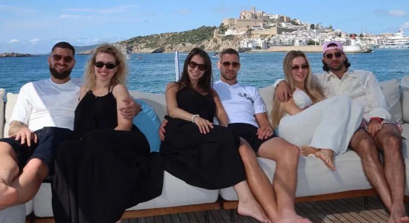 Együtt a sztárfocisták: Dzsudzsák kommentje tarol Szoboszlaiék ibizai nyaralásán – képek