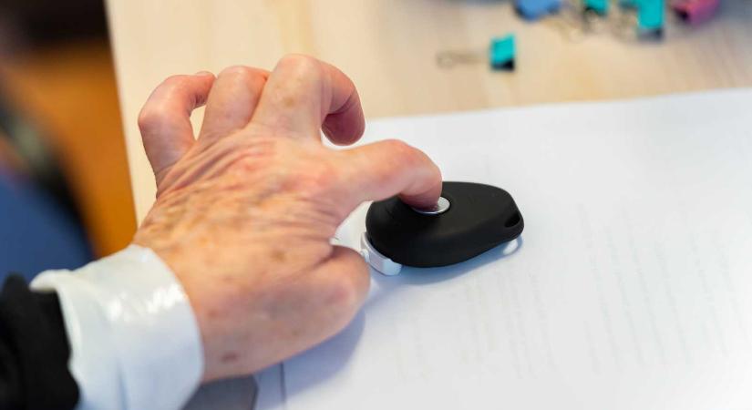 Biztonság egy gombnyomásra: megérkeztek az első gondosórák Kézdivásárhelyre