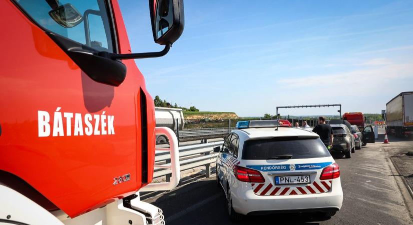 Hármas karambol az M6-oson: egy ember megsérült (fotókvideó)