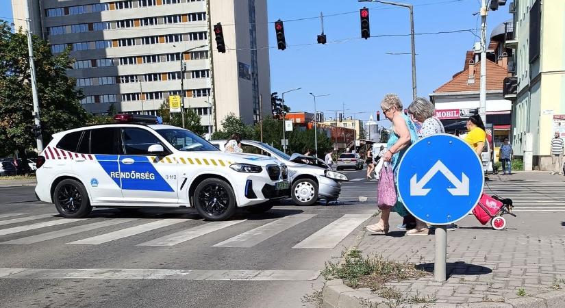Közlekedési baleset akadályozza a szolnoki belváros forgalmát
