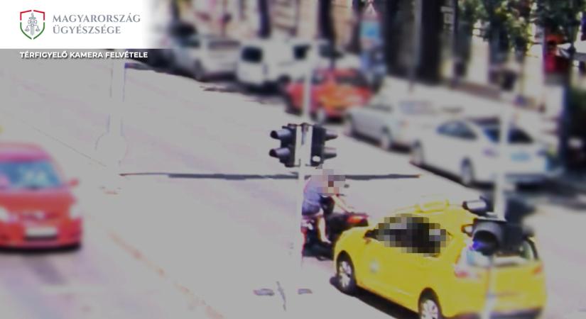 Így állt bosszút a taxisofőr egy motoroson Budapest belvárosában – videó