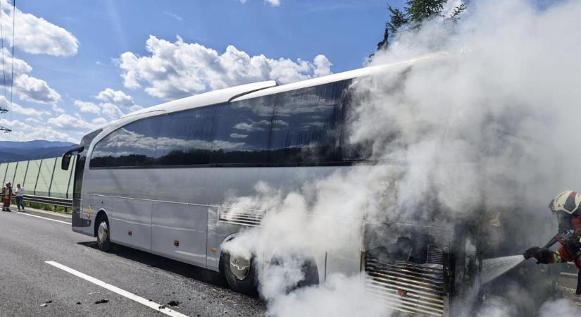 Kigyulladt Ausztriában egy magyar fialatokat szállító busz