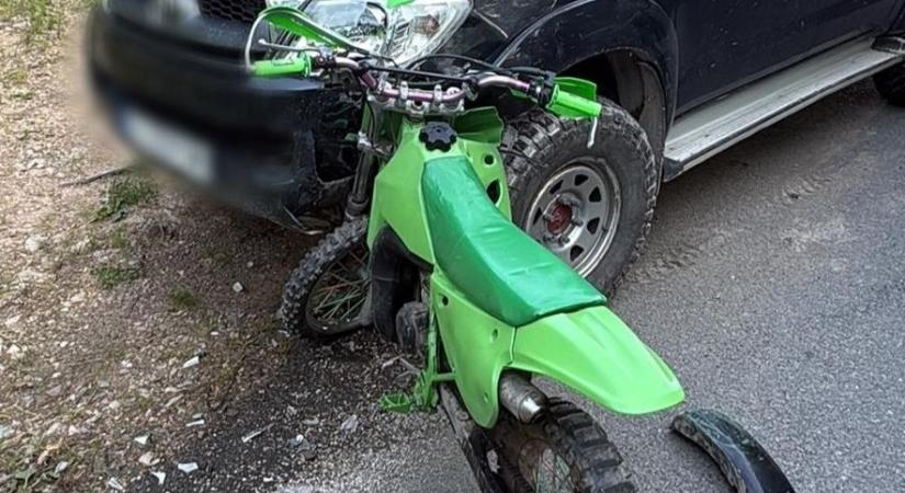 Frontálisan ütközött egy 13 éves motorozó fiú, súlyosan megsérült