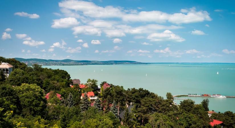 Új KRESZ-táblák a Balatonnál: ilyet még biztosan nem látott