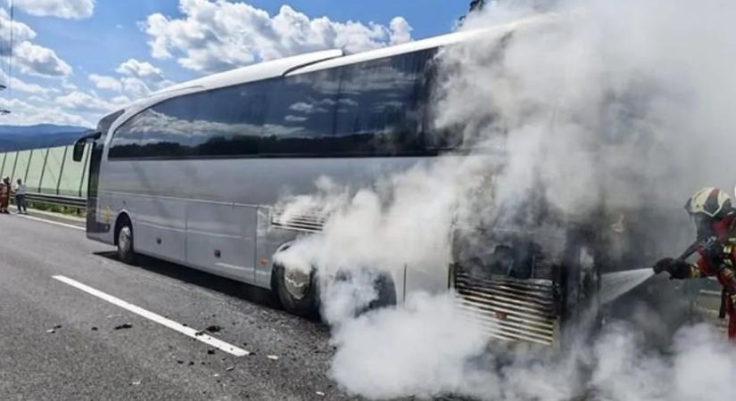 Kigyulladt egy magyar gyerekeket szállító busz Ausztriában, csoda, hogy nem történt tragédia