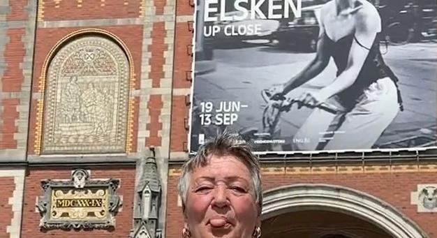 Negyven éve utálta, hogy lefotózzák, most kint van a képe Hollandia nemzeti múzeumának homlokzatán