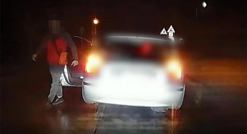 A nadrágját letolva, a nemi szervét mutogatva őrjöngött egy autós Gödön – videó