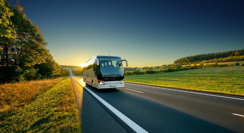 Most jött a borzalmas hír: egy 27 magyar fiatalt szállító busz lobbant lángra menet közben Ausztriában – fotók