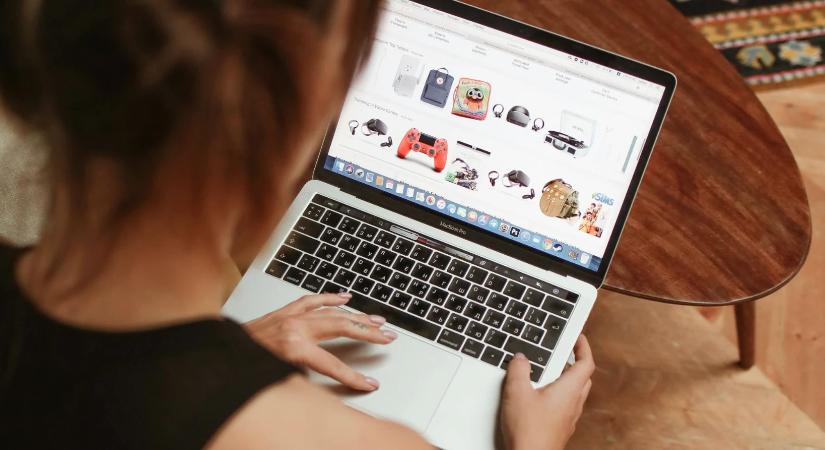 Vége az ÁSZF-ek bújásának: péntektől egyszerűbb az online vásárlások visszamondása