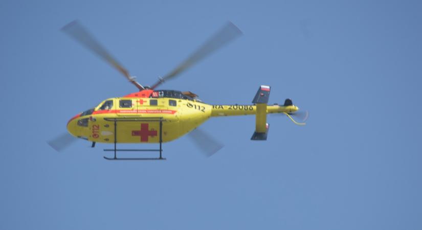 Most jött a drámai hír: babakocsis nőt gázoltak el a zebrán, mentőhelikopter is érkezett a helyszínre