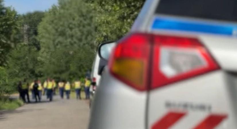 Videó! Több tucat rendőr sorakozott fel Hajdúhadházon  kattantak a bilincsek, szimfóniát fújattak a szondákkal!