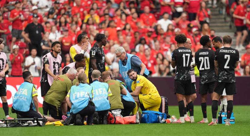 Horrorsérülés a foci vb-n: csapattársai nem mertek ránézni a kanadai játékos lábára
