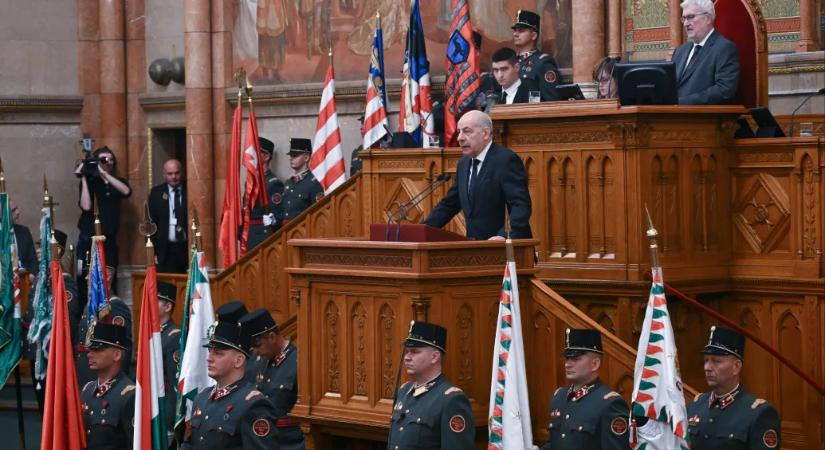 Sulyok aláírta a miniszterelnöki ciklusok korlátozásáról szóló Alaptörvény-módosítást