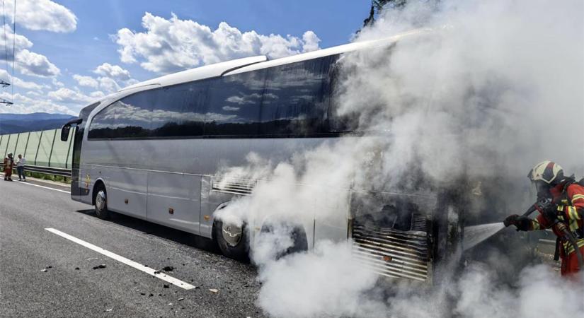 Menet közben gyulladt ki egy magyar busz Ausztriában – 27 fiatal utasnak sikerült kimenekülnie