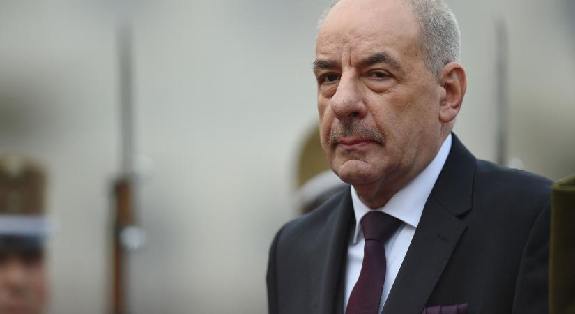 Sulyok Tamás aláírta az Orbánt kigolyózó alaptörvény-módosítást