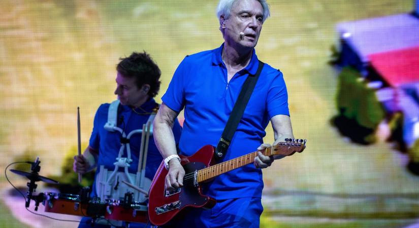 Mennyország, New York és a magyar kommunista szobrok – ilyen volt a David Byrne-koncert