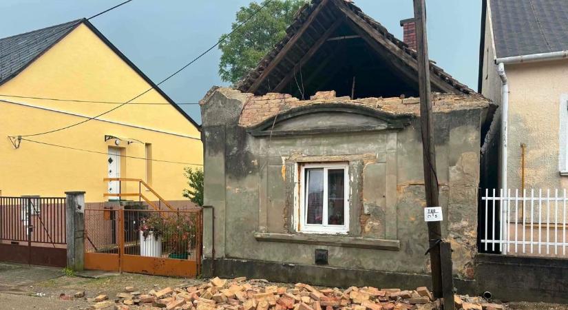 Kidőlt egy ház fala Keszthelyen, lezárták az érintett járdaszakaszt