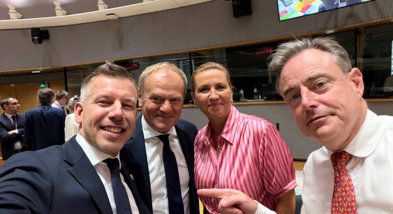 Magyar Péter elit baráti társaságban pózolt Brüsszelben, de a legnagyobb rajongótábora nem neki van