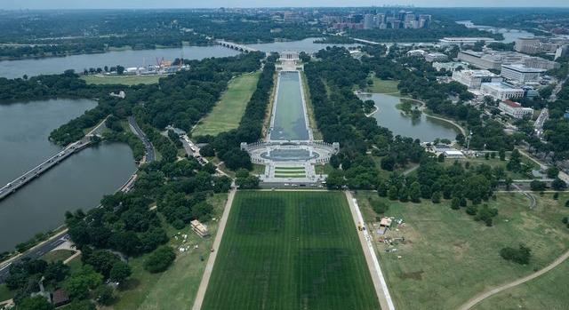 Leválik a festék a felújított washingtoni Lincoln-emlékmű medencéjéről