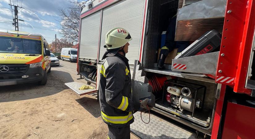 Nagy erőkkel vonultak a tűzoltók és a mentők a debreceni lakáshoz, egy pillanat alatt történt meg a baj