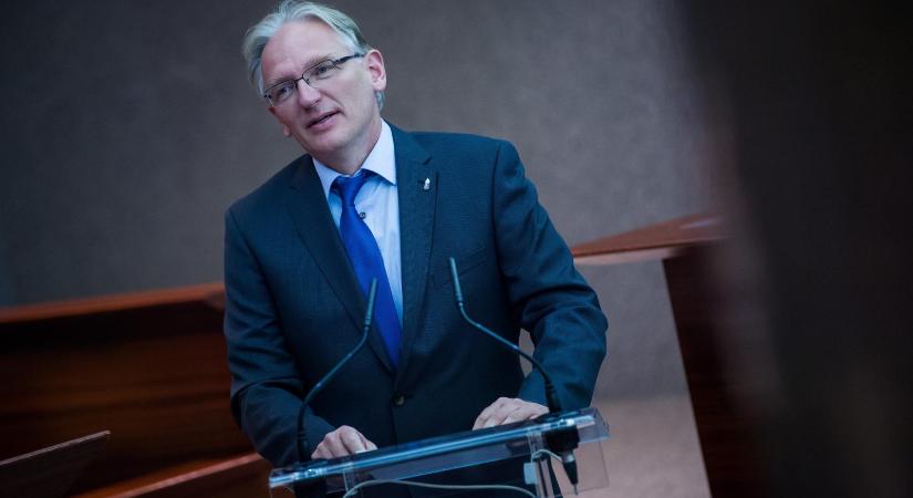 Az alapvető jogok biztosa tavaly még eltávolította a kirekesztésre figyelmeztető dokumentumokat , most ő maga tette közzé az erről szóló jelentést