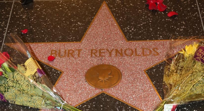 Két és fél évvel halála után eltemették Burt Reynoldsot