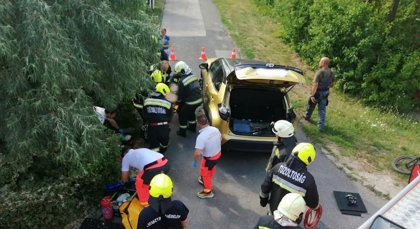 Autó alá szorult egy elgázolt kisfiú Adyligeten, tuskókkal támasztották alá a kocsit, míg kiérkeztek a tűzoltók